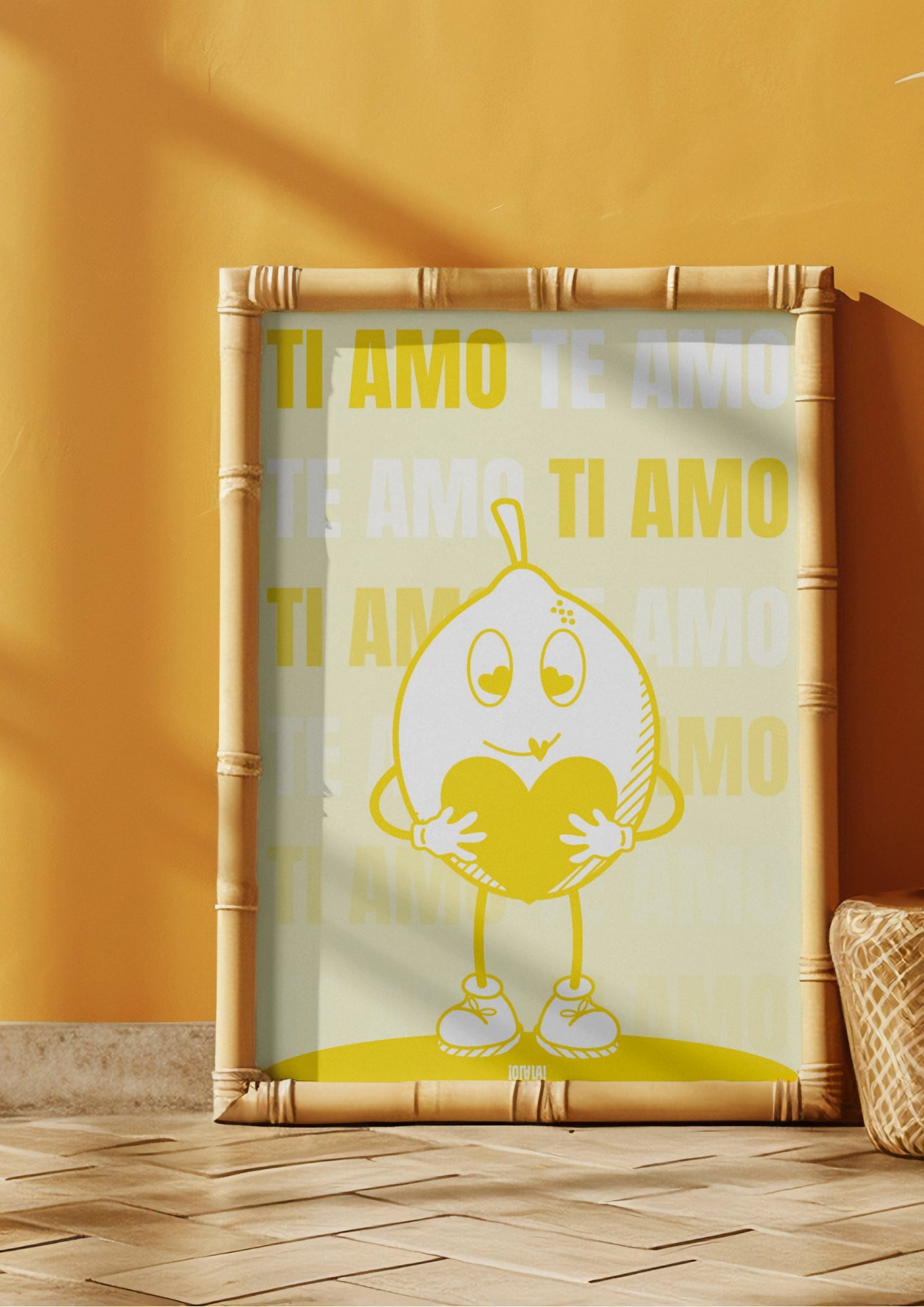 Affiche avec fond jaune. Au centre, une illustration d'un citron avec une expression amoureuse. En fond. la phrase "ti amo te amo" est déclinée en étant de plus en plus transparente vers le bas. L'affiche est dans un cadre posé au sol.