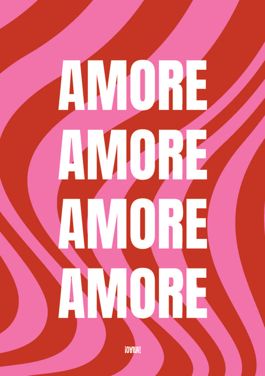 L'affiche a pour design un fond rose et rouge en vague, avec l'inscription Amore au centre décliné en 4 fois. En bas se trouve le logo de la marque OLALA. 
