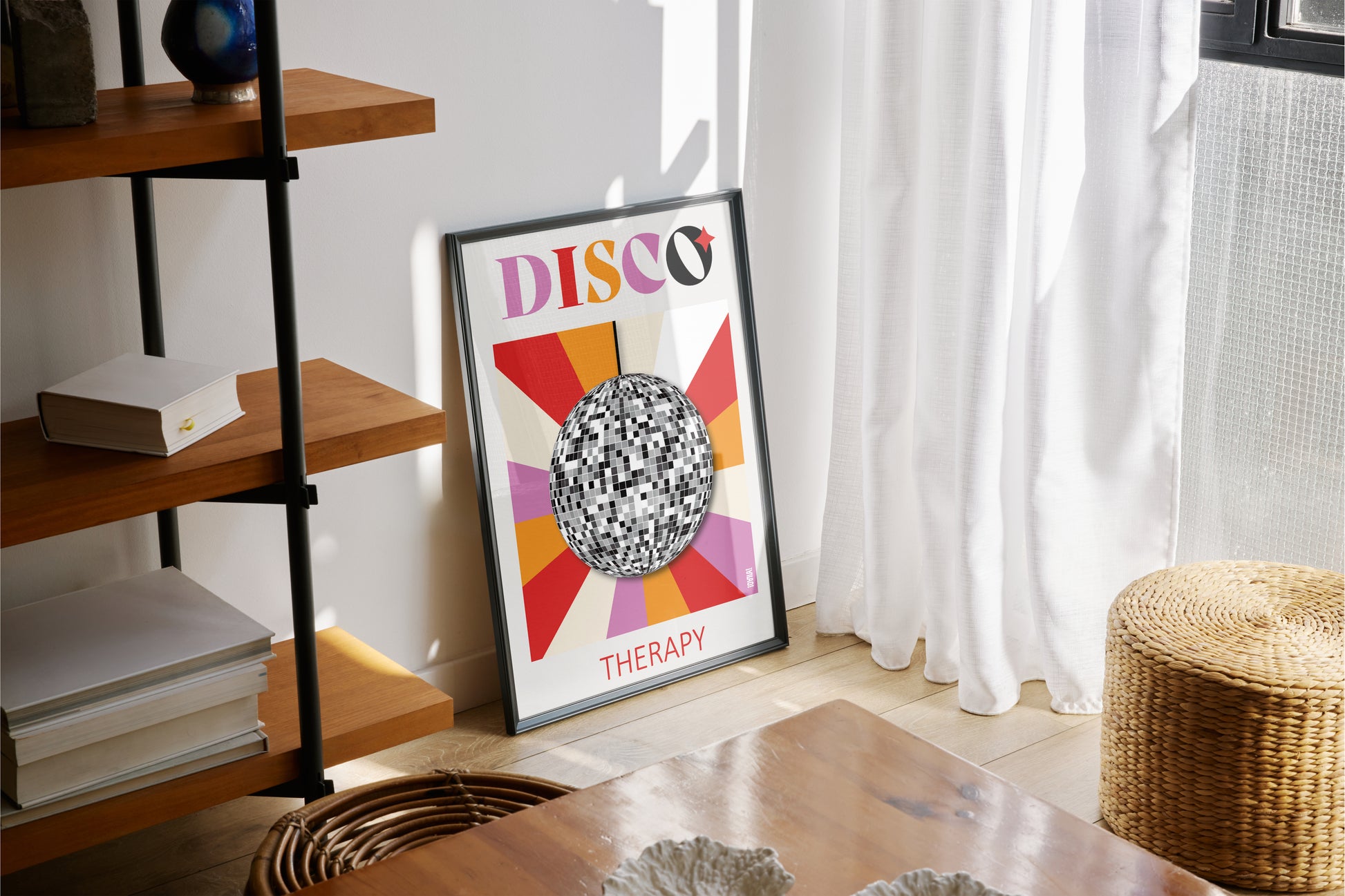 Photo produit d'une affiche avec le design d'une boule disco et des traits de couleurs. Et la phrase disco therapy.