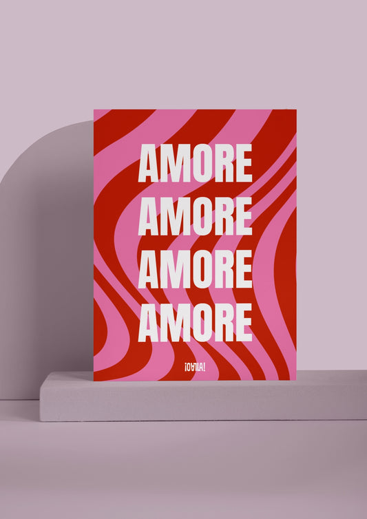 Photo produit d'une carte prise dans les mains d'une femme sur fond neutre. La carte a pour design un fond rose et rouge en vague, avec l'inscription Amore au centre décliné en 4 fois. En bas se trouve le logo de la marque OLALA. 