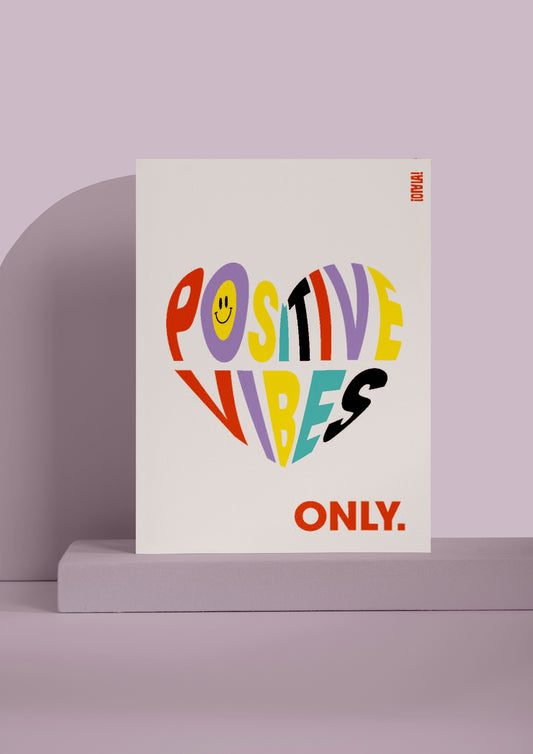 Carte avec fond blanc cassé. Au centre un coeur avec le texte "Positive Vibes Only". Les lettre sont de toutes les couleurs. 